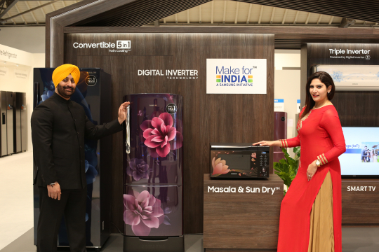 ▲삼성전자 모델들이 인도 지역에 특화된 냉장고와 전자레인지를 소개하고 있다. (사진제공=삼성전자 )