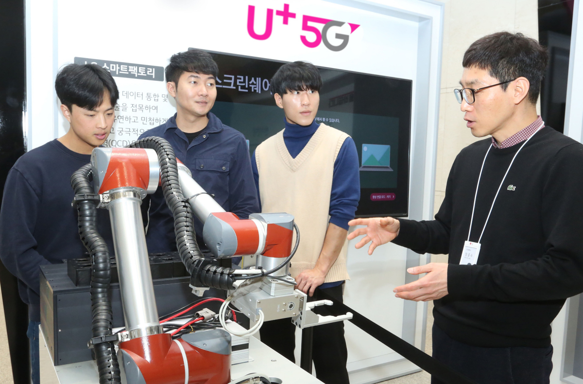 ▲LG유플러스 직원들이 스마트팩토리 기술을 시연하고 있다.(사진제공= LG유플러스)