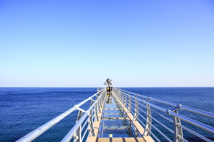 ▲바다를 향해 뻗어난 등기산 스카이워크.