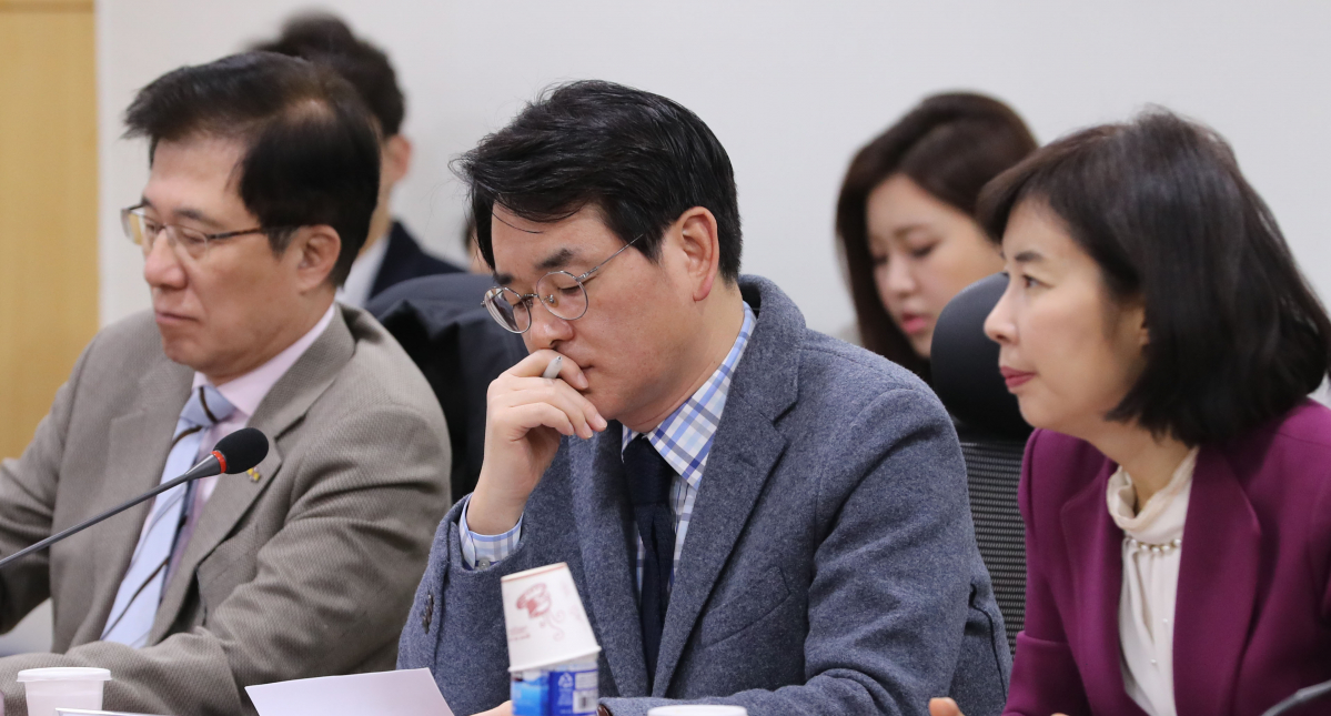 ▲21일 오전 국회 의원회관에서 열린  더불어민주당 유치원·어린이집 공공성 강화 특별위원회에서 박용진 의원이 참석자들의 에듀파인 관련 발언을 듣고 있다. (연합뉴스)