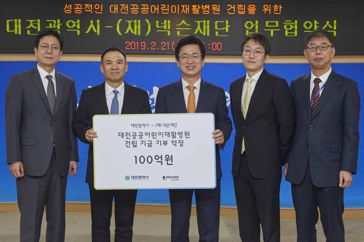 ▲김정욱 넥슨재단 이사장(왼쪽부터), 김정주 NXC 대표, 허태정 대전광역시장, 이정헌 넥슨코리아 대표, 임묵 대전광역시 보건복지국장이 협약 체결 후 기념촬영을 하고 있다. (넥슨)