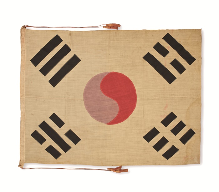 ▲1920년대 대한민국임시정부와 임시의정원에서 사용했을 것으로 추정되는 태극기. 임시정부 기록사진에 등장하는 태극기 형태로 김붕준, 노영재 부부가 바느질로 제작한 것으로 알려졌다.(소장·제공=대한민국역사박물관)