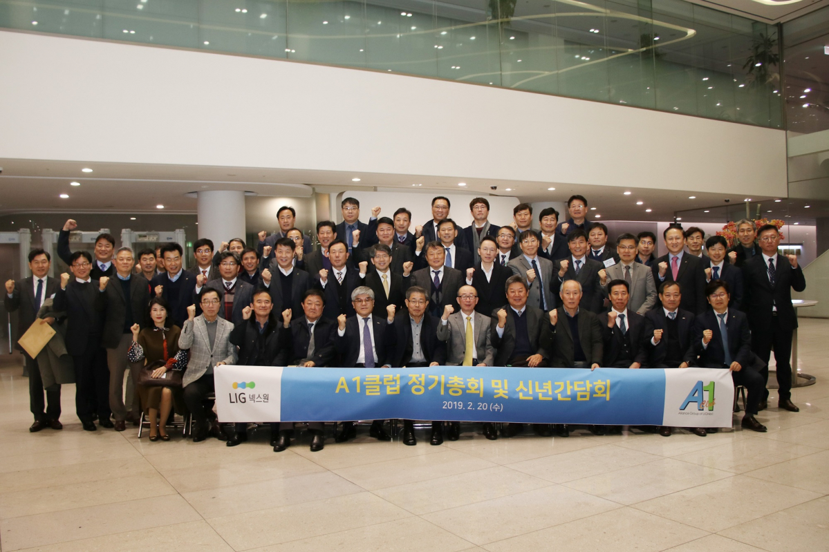 ▲20일 LIG넥스원 판교R&D센터에서 열린 ‘2019 협력회사 간담회’에 참석한 김지찬 대표이사(앞줄 좌측7번째)와 협력회사 대표들이 기념촬영을 하고 있다. 이날 LIG넥스원은 △사업계획 △구매∙품질 정책 △윤리경영∙보안정책 등을 공유하고, 협력회사 대표들과 함께 상생경영 및 품질경쟁력 확보를 위한 ‘품질목표 조인식’을 개최했다.(사진 제공=LIG넥스원)
