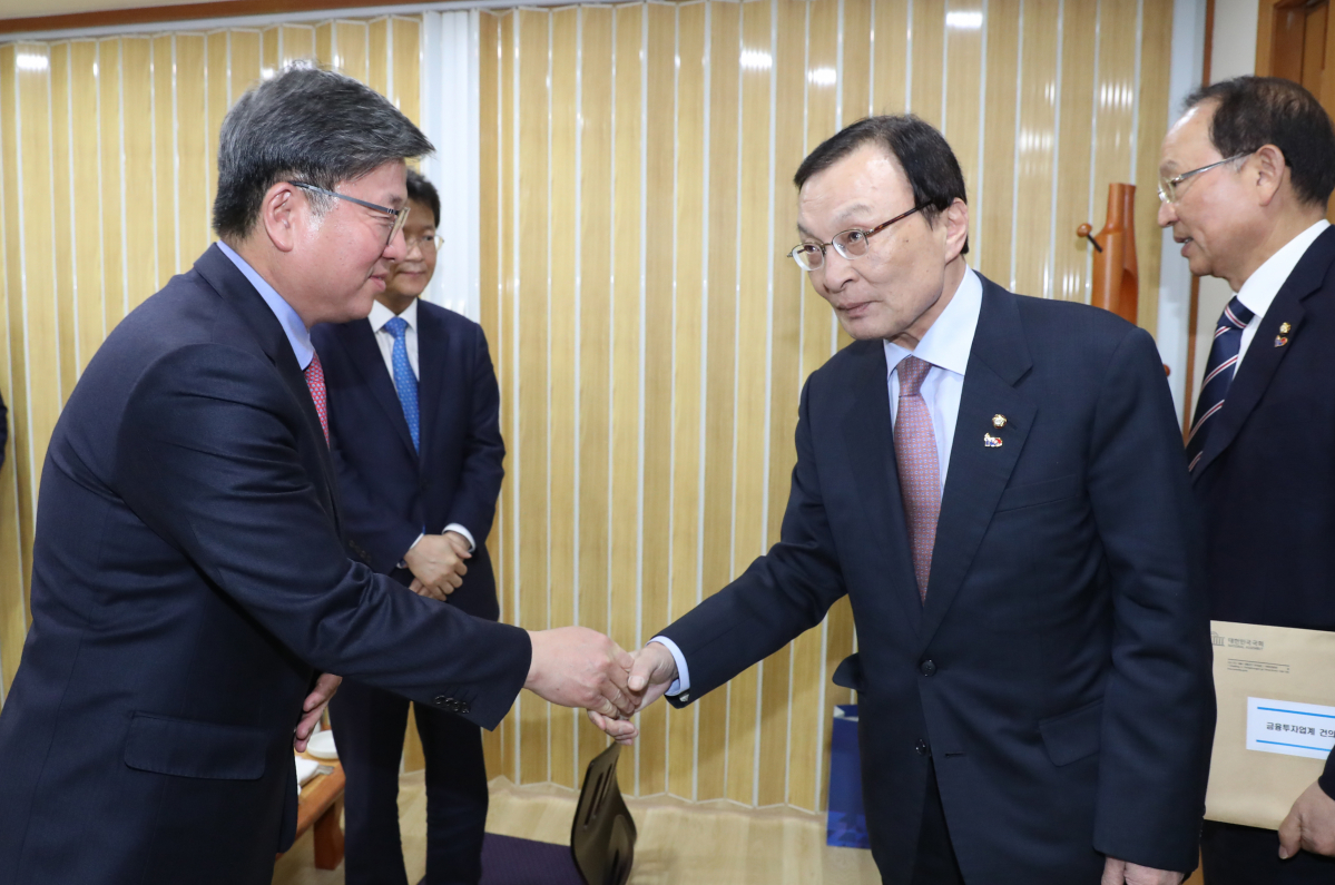 ▲더불어민주당 이해찬 대표가 21일 서울 여의도 한 음식점에서 금융투자업계 관계자들과 오찬 간담회에 앞서 인사하고 있다.(연합뉴스)