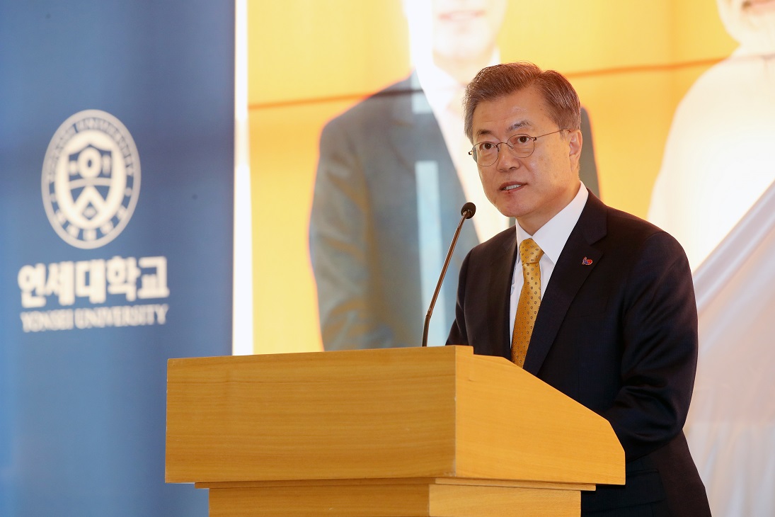 ▲문재인 대통령이 21일 오후 서울 연세대 백양누리에서 열린 마하트마 간디 흉상 제막식에서 인사말을 하고 있다.(연합뉴스)