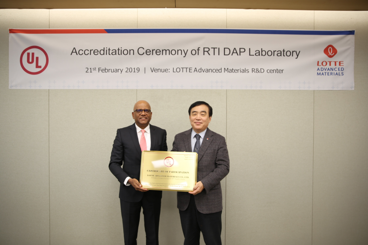 ▲이자형 롯데첨단소재 대표이사(오른쪽)와 사지브 제수다스(Sajeev Jesudas) UL 인터내셔널 사장. (사진 제공=롯데첨단소재)