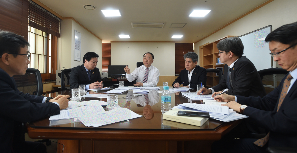 ▲ 홍남기 경제부총리 겸 기획재정부 장관이 21일 정부서울청사에서 소득분배 관련 긴급 관계장관회의를 주재하고 있다. (연합뉴스)