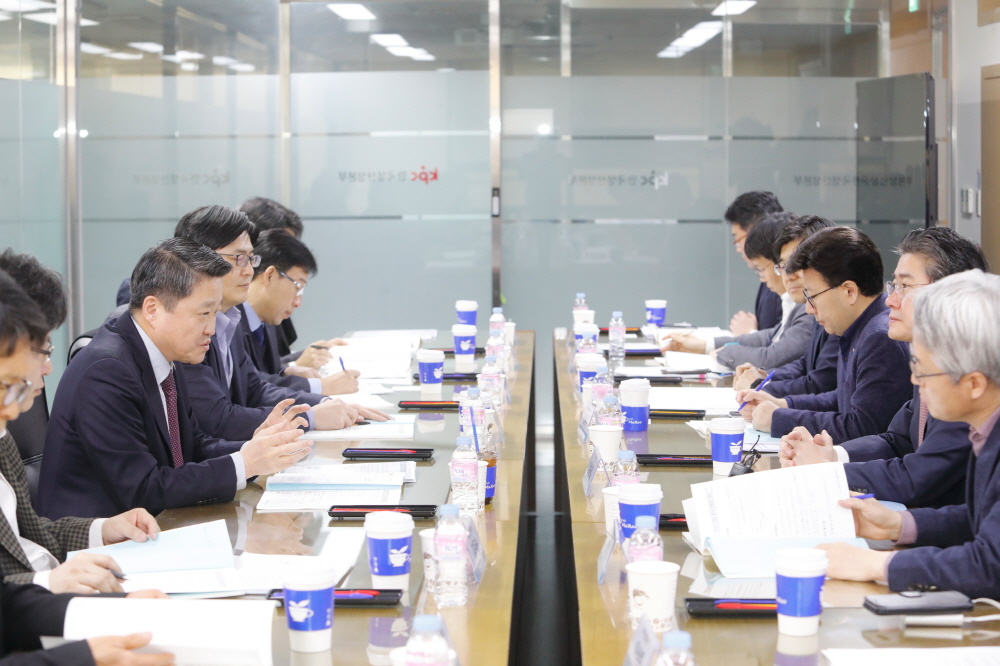 ▲한국생산성본부에서 중기부와 산업부 차관 주재로 '2019년 제1차 중기부-산업부 정책협의회'가 열리고 있다.(사진제공=중소벤처기업부)