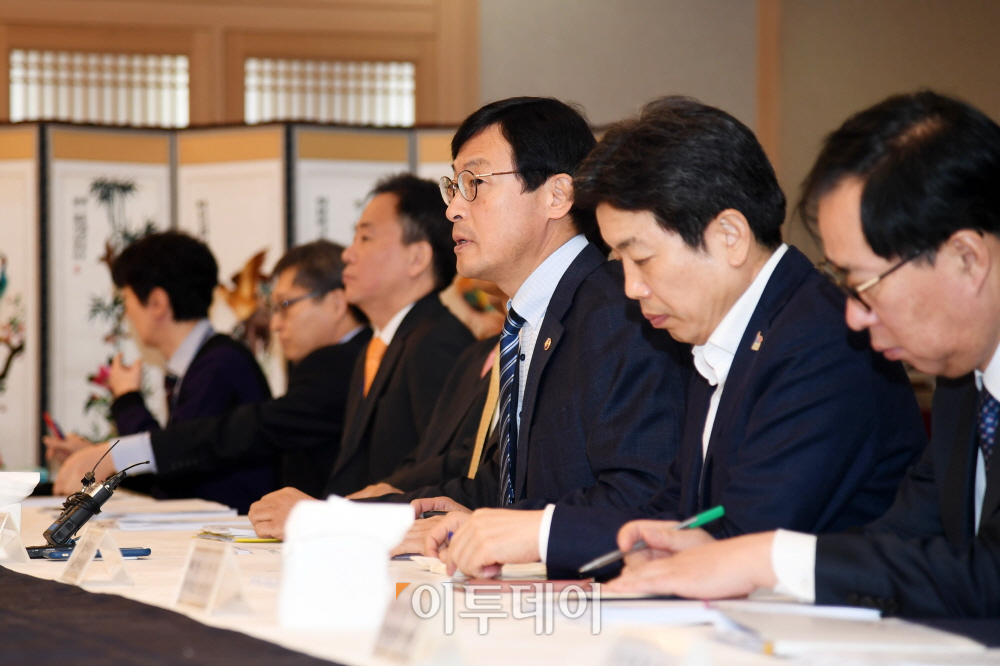 ▲이호승 기획재정부 1차관(오른쪽에서 세번째)이 22일 오전 정부서울청사에서 제4차 혁신성장 전략점검회의를 주재하고 있다.(기획재정부)