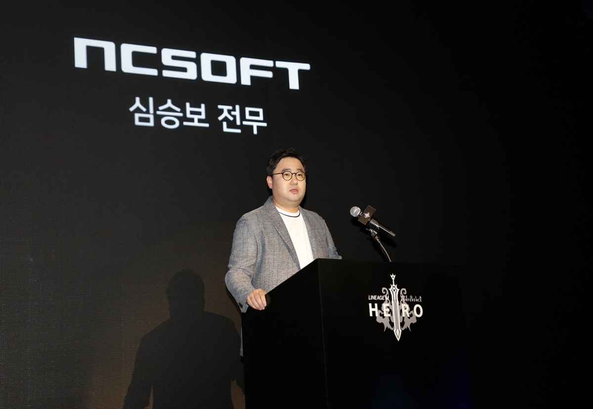 ▲ 심승보 NC소프트 전무가 22일 열린 '리니지M 미디어 컨퍼런스(HERO'에서 비전 스피치를 발표하고 있다.(사진제공= 엔씨소프트)