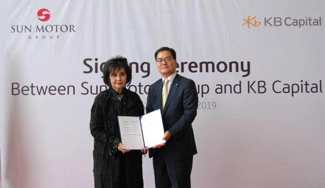 ▲KB캐피탈 황수남 대표이사(오른쪽) 과 Sun Motor Group ‘Mrs. Imelda’ 회장(사진 제공=KB캐피탈)