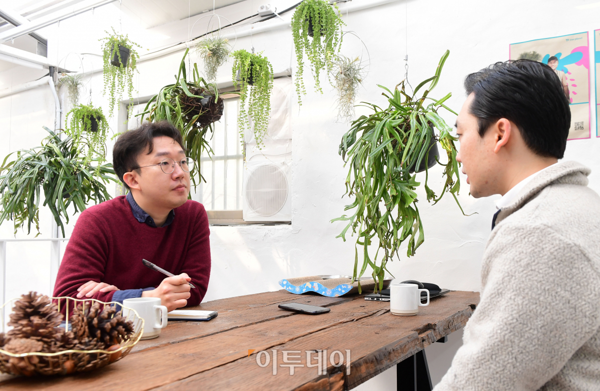 ▲한영대(12기) 이투데이 산업부 기자가 13일 서울 성동구 트리플래닛 본사에서 김형수 트리플래닛 대표와 인터뷰를 하고 있다. (고이란 기자 photoeran@)