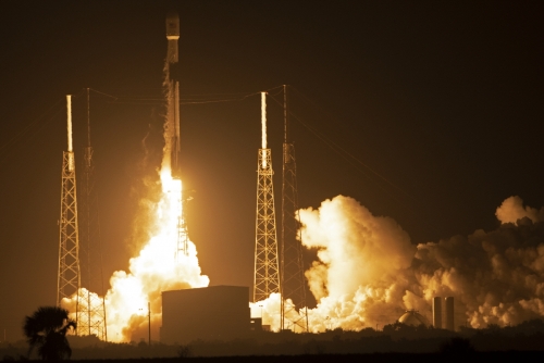 ▲스페이스X의 팰컨 9호 로켓이 21일(현지시간) 플로리다주 케이프캐버너럴 공군기지에서 발사돼고 있다. 이 로켓에는 이스라엘 무인 달 탐사선 ‘베레시트’가 실렸다. 케이프캐버너럴/UPI연합뉴스