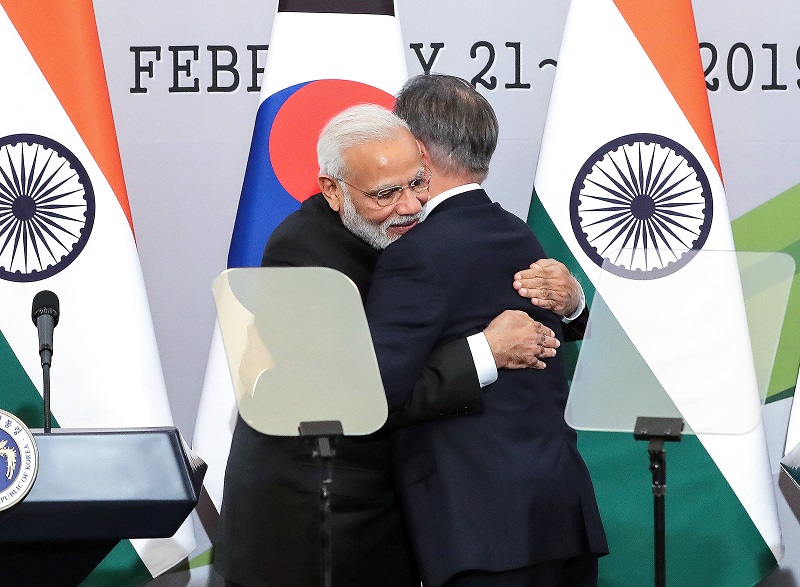 ▲문재인 대통령과 나렌드라 모디 총리가 22일 오후 청와대에서 공동기자회견을 마친 뒤 포옹하고 있다.(연합뉴스)