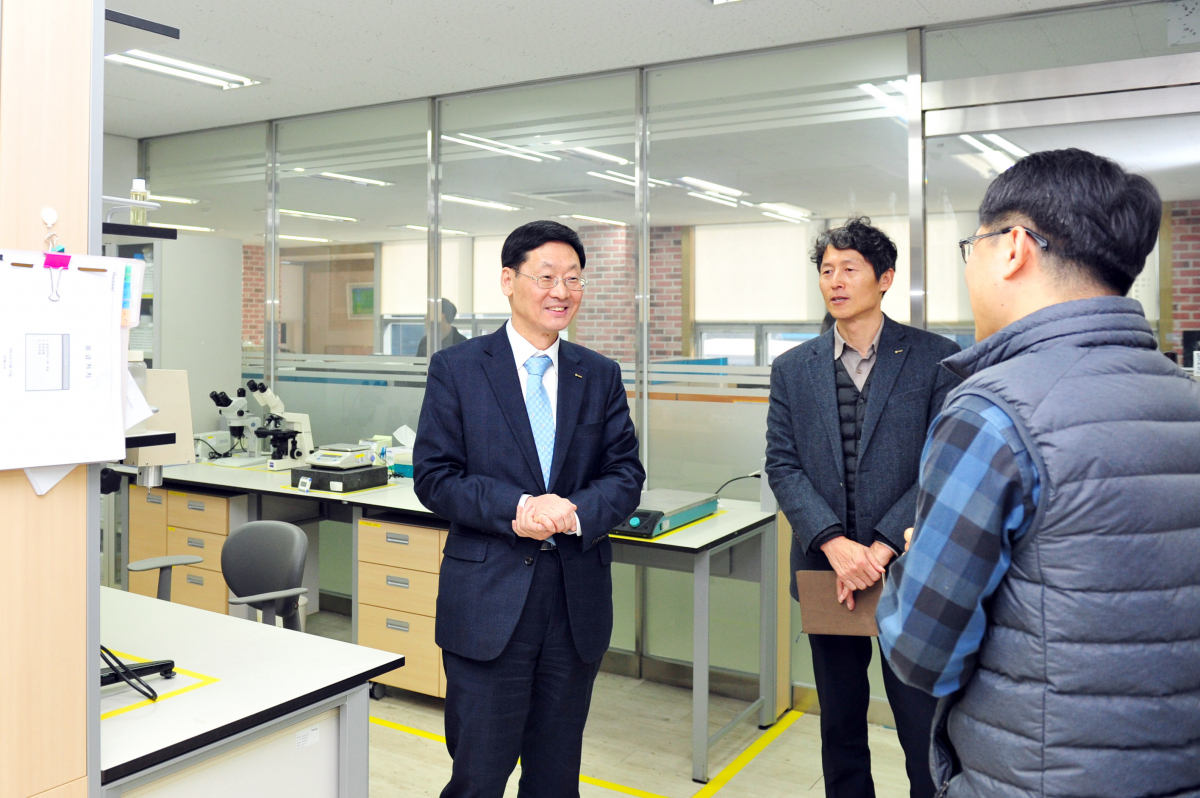 ▲기보 강낙규 전무이사가 춘천 거두농공단지에서 보증업체의 애로사항을 청취하는 모습.(사진제공=기술보증기금)
