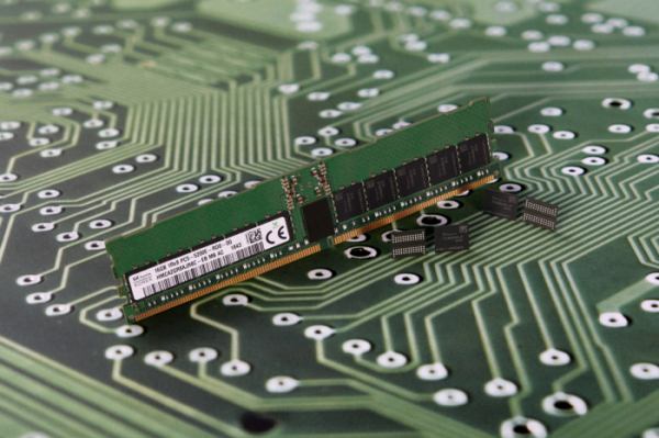 ▲SK하이닉스가 개발한 2세대 10나노급(1y) DDR5 D램. 사진제공 SK하이닉스
