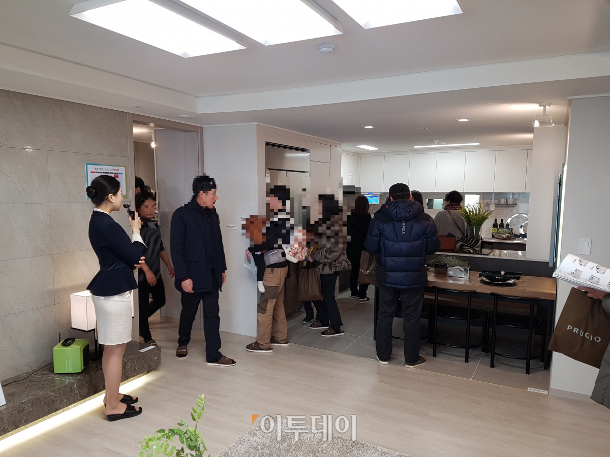 ▲경기도 안양시 만안구 석수동에 마련된 ‘평촌 래미안 푸르지오’ 견본주택을 둘러보는 방문객들의 모습. 서지희 기자 jhsseo@