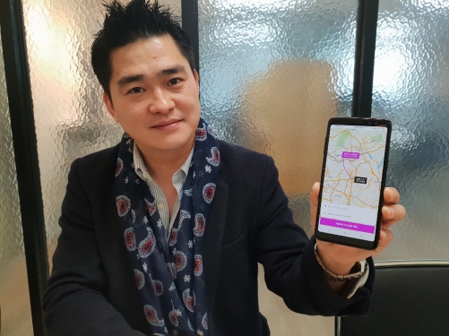▲박현 위모빌리티 대표가 경기도 성남시 판교에 있는 본사 사무실에서 위풀 앱을 보여주고 있다. 