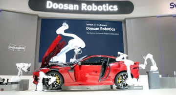 ▲지난해 6월 독일 뮌헨에서 열린 오토매티카 전시회에서 두산로보틱스가 여섯 대의 협동로봇을 활용해 스마트 오토모티브 공정을 선보이고 있다. 사진제공 두산그룹.