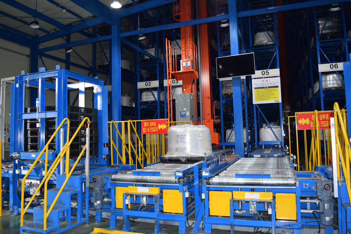 ▲포스코켐텍 출하창고에서 음극재 최종 제품이 출하되고 있다. 사진제공 포스코