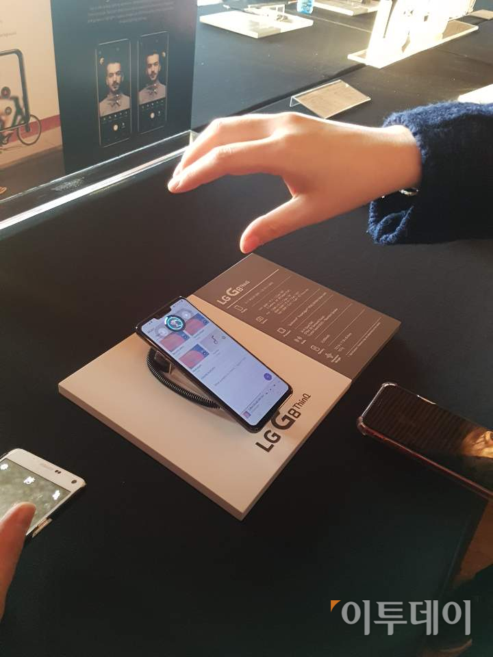 ▲'G8 씽큐'는 'Z 카메라’를 통해 디스플레이 위에서 손짓만으로 앱을 구동하는 ‘에어 모션’ 기능으로 스마트폰을 만지거나 누를 때마다 느끼는 기존의 ‘손맛’과는 또 다른 경험을 제공한다.