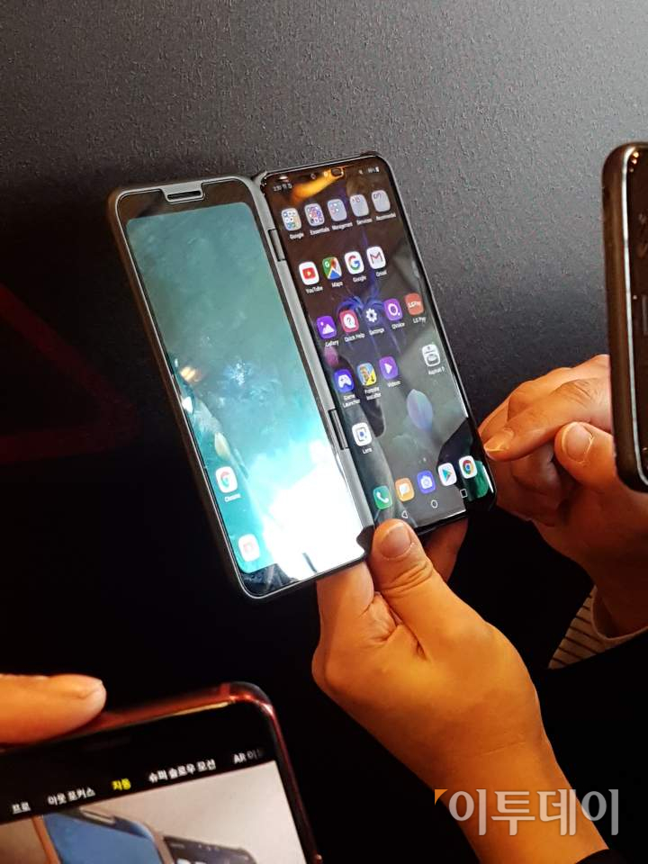 ▲24일(현지시간) 스페인 바르셀로나 국제 컨벤션센터에서 김대호 LG전자 MC사업본부 상품기획담당 선임이 'V50 씽큐 5G'에 적용한 듀얼스크린을 시연하고 있다.