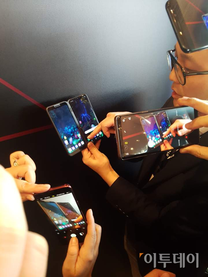 ▲24일(현지시간) 스페인 바르셀로나 국제 컨벤션센터에서 김대호 LG전자 MC사업본부 상품기획담당 선임이 'V50 씽큐 5G'에 적용한 듀얼스크린을 시연하고 있다.
