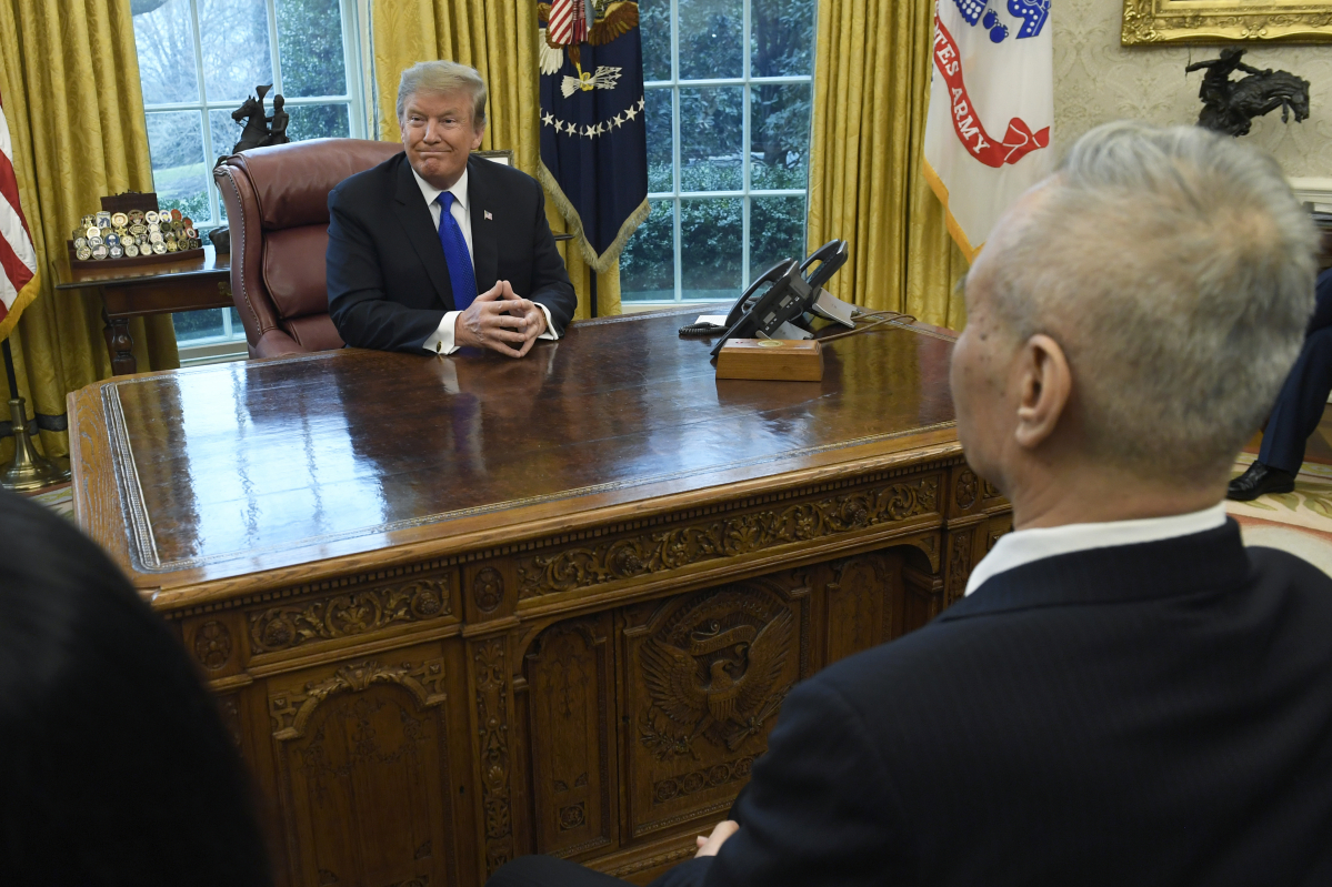 ▲도널드 트럼프 미 대통령이 22일(현지시간) 백악관에서 류허(劉鶴) 중국 부총리와 만나고 있다. 그는 이날 현재 워싱턴에서 열리고 있는 미-중 무역협상에서 이견을 해소할 돌파구를 찾을 더 많은 시간을 주기 위해 협상을 주말까지 연장, 24일까지 계속할 것이라고 말했다. (AP뉴시스)