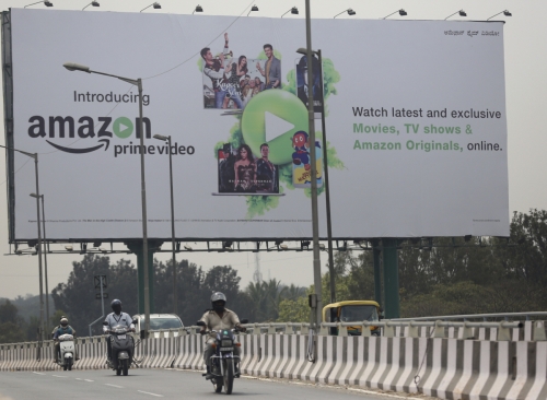 ▲인도 방갈로르의 한 도로 위에 아마존 광고판이 세워져 있다. 방갈로르/AP뉴시스
