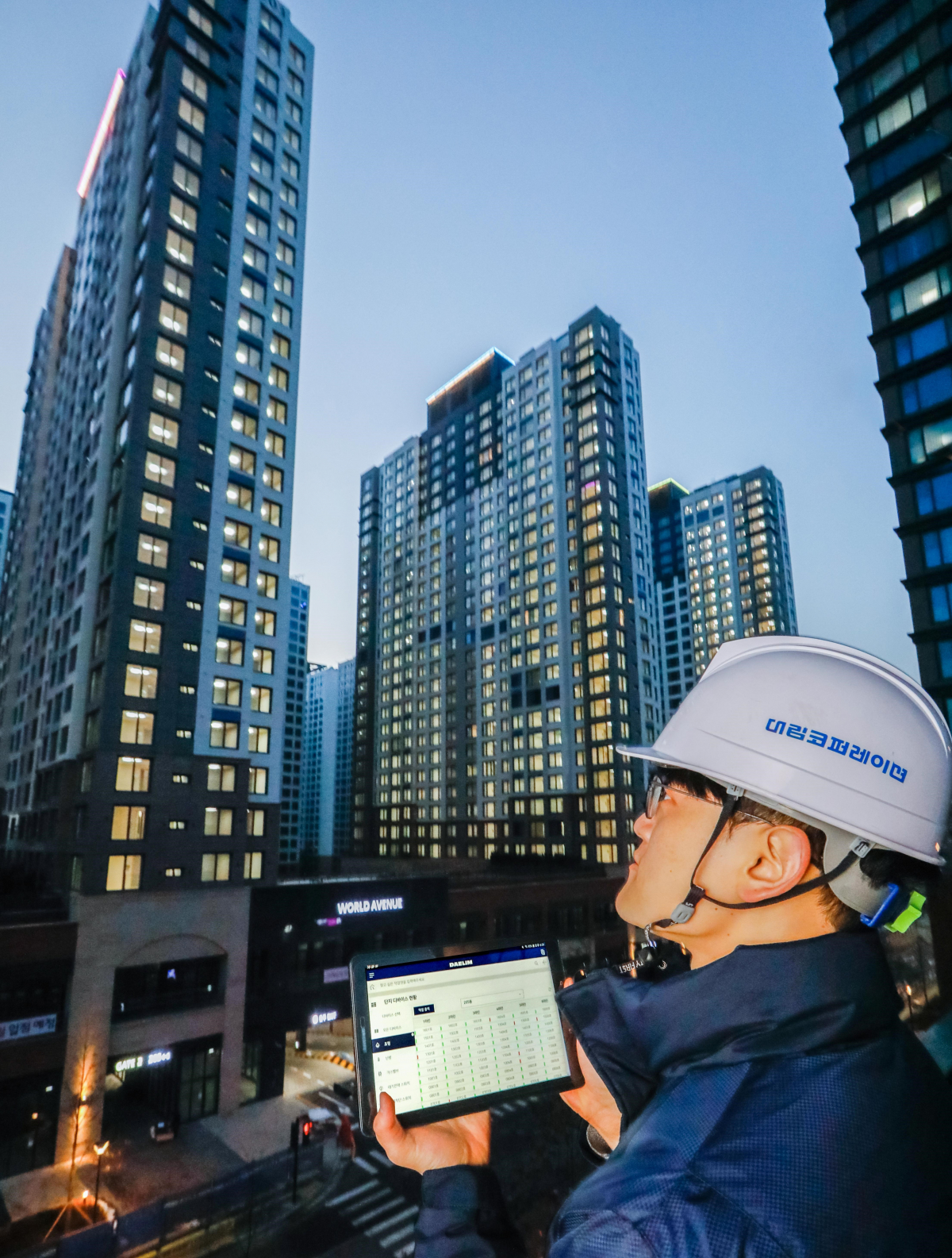 ▲경기도 고양시 e편한세상시티 삼송2차 현장에서 대림코퍼레이션 직원이 태블릿을 통해 원격으로 가구 조명 시운전을 진행하고 있다.(사진=대림코퍼레이션)