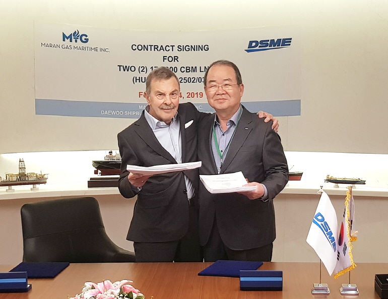 ▲지난 24일(현지시간) 그리스에서 대우조선해양 정성립 사장(오른쪽)과 안젤리쿠시스 그룹 존 안젤리쿠시스 회장이 LNG운반선 건조 계약서에 서명한 뒤 기념촬영을 하고 있다. 사진제공 대우조선해양
