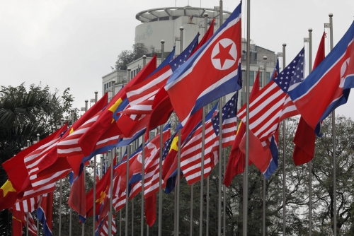 ▲베트남 하노이의 국제미디어센터 앞에 북한 인공기와 미국 성조기, 베트남 국기가 걸려 있다. (하노이/AP연합뉴스)