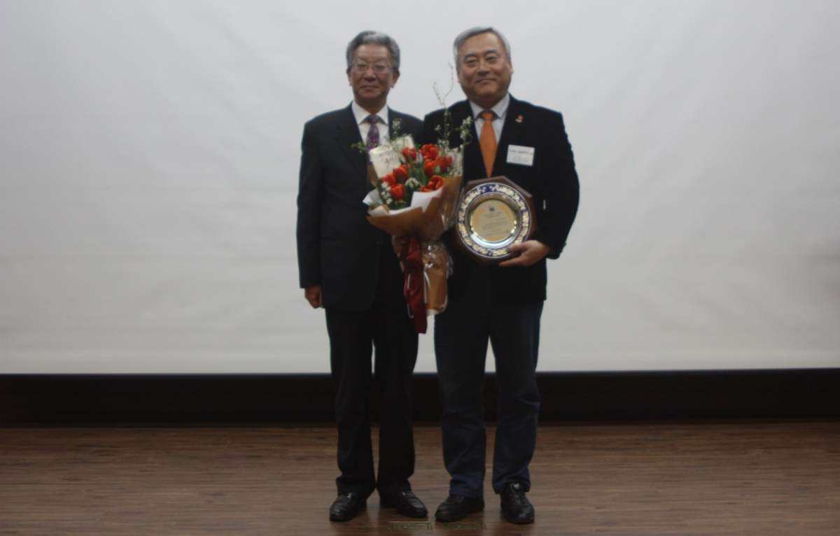 ▲이재강 HUG 상근감사위원(오른쪽)이 한국감사협회로부터 ‘2018 최우수기관대상’에서 ‘전략혁신 부문’ 최우수 기관상을 수상한 후 기념촬영을 하고 있다.(사진출처=HUG)