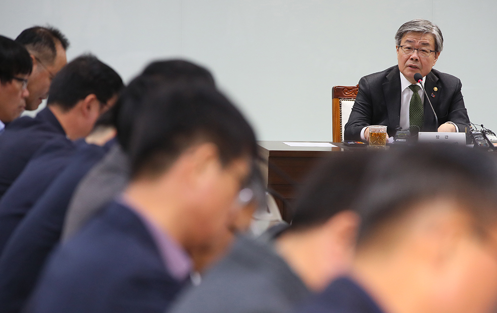 ▲이재갑 고용노동부 장관이 25일 세종시 정부세종청사 고용노동부에서 열린 산재 사망사고 예방강화를 위한 주요 기관장 및 산재예방지도과장 회의에서 한화 대전공장 폭발사고와 현대제철 당진공장 컨베이어벨트 사고 등 중대 산업재해가 발생 기업들에 대한 기획감독 등을 주문하고 있다.(연합뉴스)