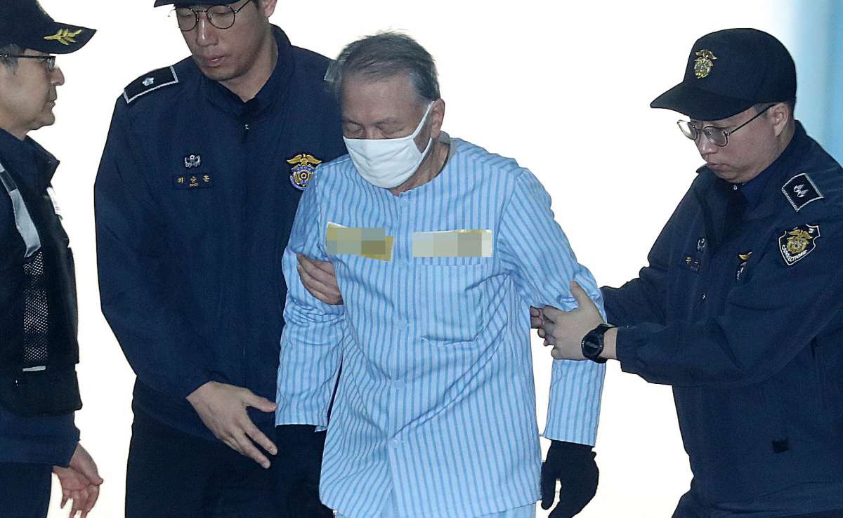 ▲지난해 12월 열린 항소심 첫 공판에 출석한 김기춘 전 청와대 비서실장(뉴시스)