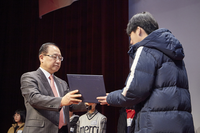 ▲웰컴금융그룹 손종주 회장(왼쪽)이 장학생에게 장학증서를 전달하고 있다.(사진 제공=웰컴저축은행)