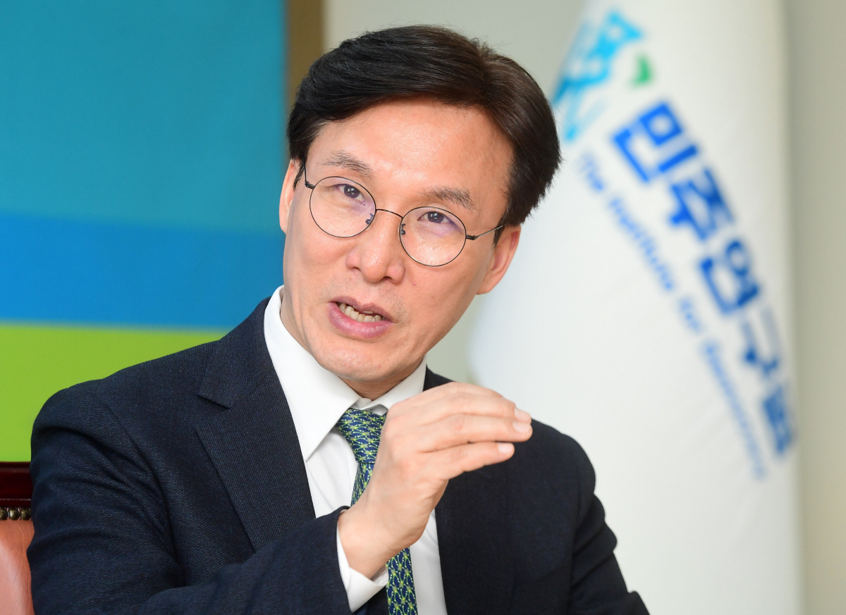 ▲김민석 민주연구원장이 13일 서울 여의도 사무실에서 이투데이와 인터뷰를 하고 있다. 사진=고이란 기자 photoeran@