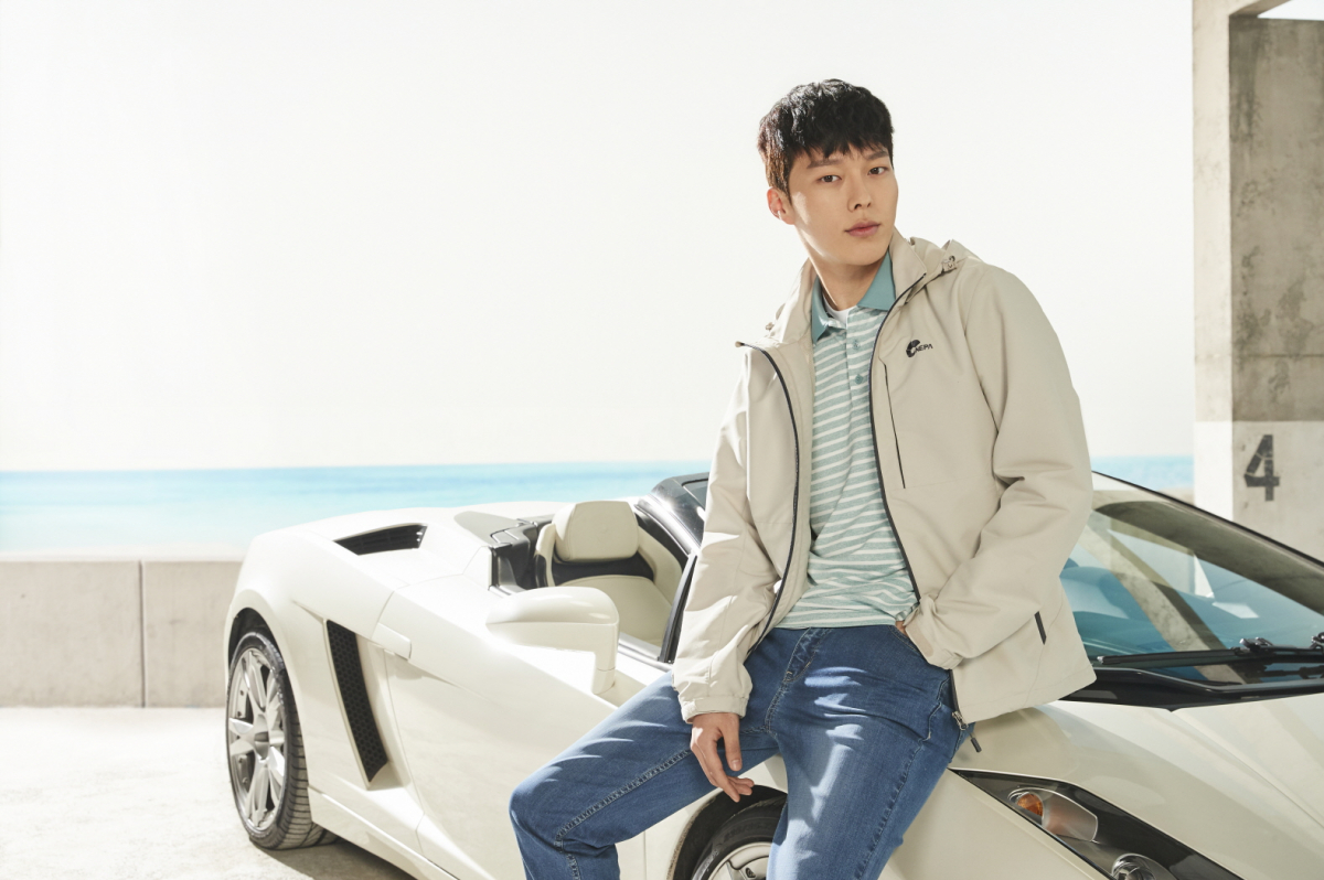 ▲네파 트리니티 방풍재킷 장기용 화보컷.(사진제공=네파)