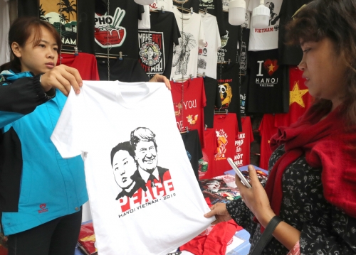 ▲한 베트남 시민이 하노이의 한 상점에 진열된 김정은 국무위원장과 도널드 트럼프 미 대통령의 얼굴이 그려진 티셔츠를 살펴보고 있다. 뉴시스
