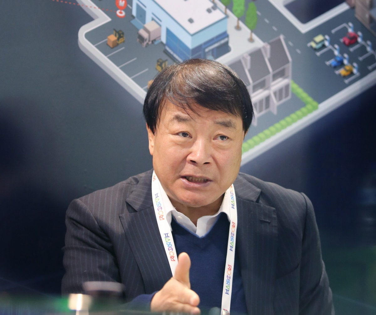 ▲김상철 한컴그룹 회장이 26일(현지시간) 스페인 바르셀로나에서 열리고 있는 MWC2019에서 기자들을 만나 이야기 하고 있다.(사진제공= 한컴 그룹)