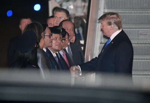 ▲도널드 트럼프 미국 대통령이 26일(현지시간) 2차 북미정상회담이 열리는 베트남 하노이 노이바이 공항에 도착했다. AP뉴시스

