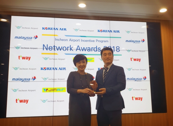 ▲이현진 티웨이항공 인천공항지점장(왼쪽), 조우호 인천공항공사 허브화전략처장이 기념촬영을 하고 있다. 사진제공 티웨이항공
