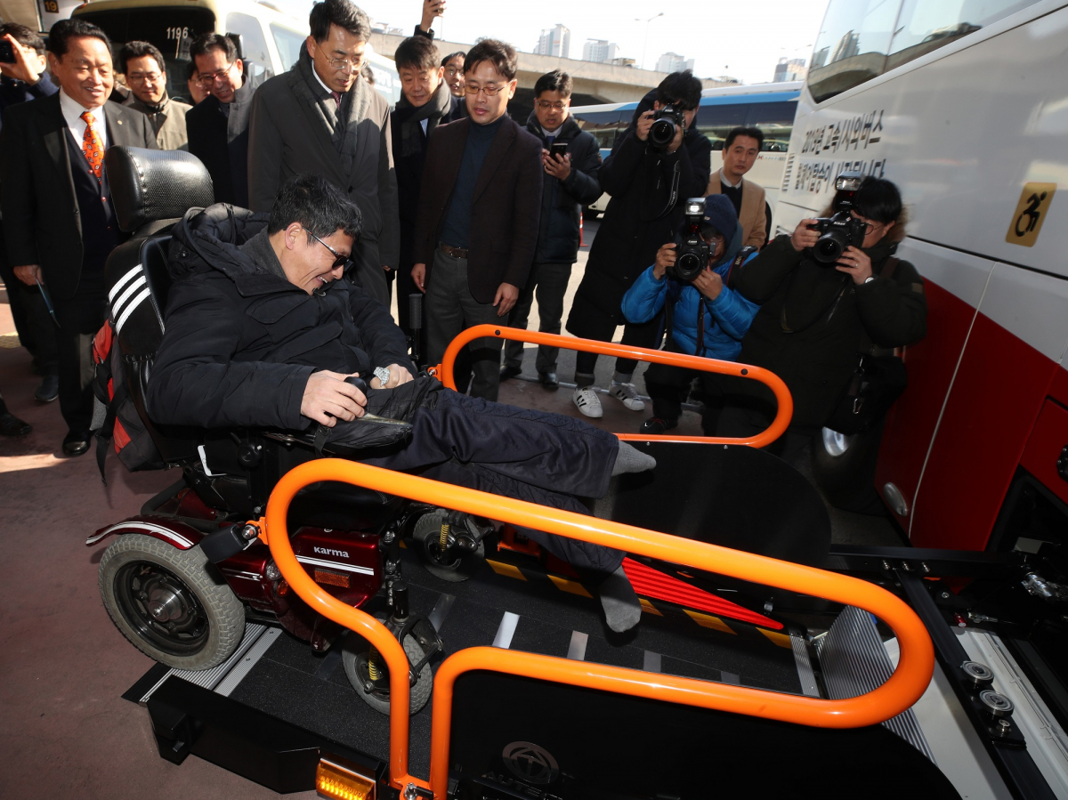 ▲ 1일 오전 서울 서초구 서울고속버스터미널 승강장에서 열린 '국토교통부 휠체어 탑승 가능 고속버스 시승행사'에서 한 장애인이 휠체어 탑승 가능 고속버스에 탑승하기 위해 리프트에 오르고 있다.(뉴시스)