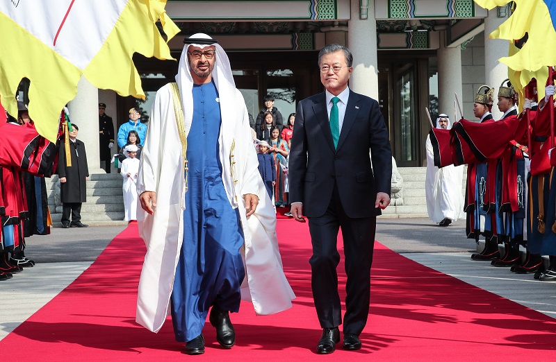 ▲문재인 대통령이 27일 오전 청와대에서 모하메드 빈 자이드 알-나흐얀 아랍에미리트(UAE) 왕세제 겸 통합군 부총사령관과 공식환영식장으로 이동하고 있다.(연합뉴스)