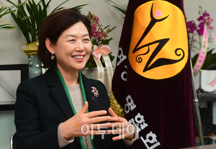 ▲이 회장은 "특허는 나의 것이라는 것을 확정받는 것"이라며 "우리나라는 지식재산권 분야에서 완전한 선진국이기 때문에 제도적으로 도움을 줄 수 있다"고 말했다. 고이란 기자 photoeran@