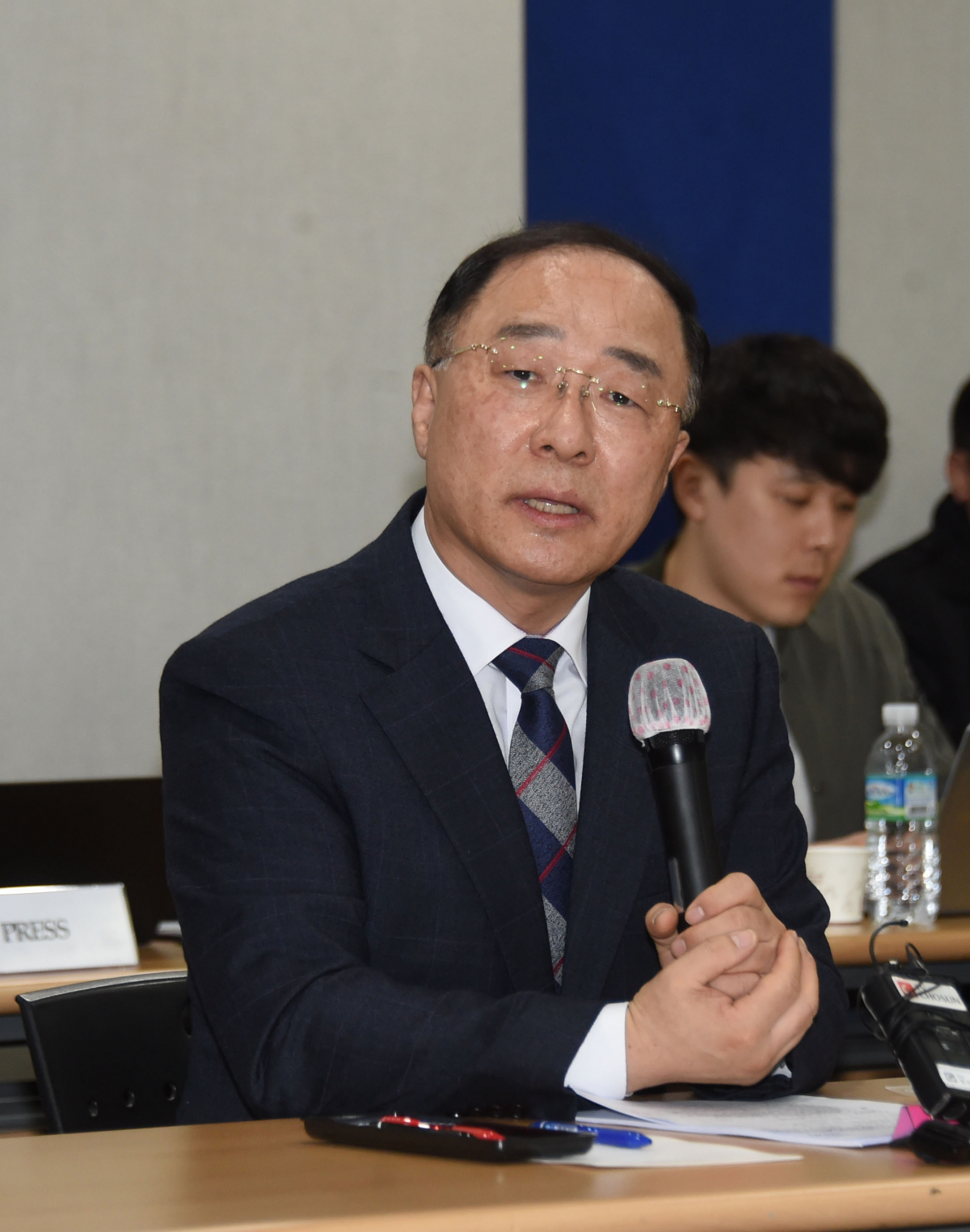 ▲홍남기 경제부총리 겸 기획재정부 장관은 27일 경기 성남시에 있는 바이오·제약업체 단지인 ‘코리아 바이오파크’에서 간담회를 열고 모두발언을 하고 있다.(기획재정부)