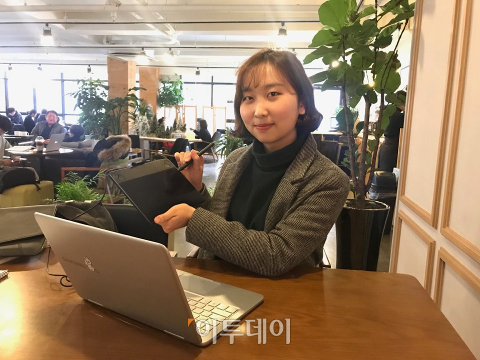 ▲김주형 작가는 ‘고3’을 주제로 웹툰을 그리게 된 계기에 대해 “고등학생 때부터 힘들면서도 잊지 못할 시절인 수험생 생활을 만화로 그려야겠다고 생각했고, 떠오른 아이디어들은 노트에 모두 메모해뒀다”라고 말했다. (나경연 기자 contest@)