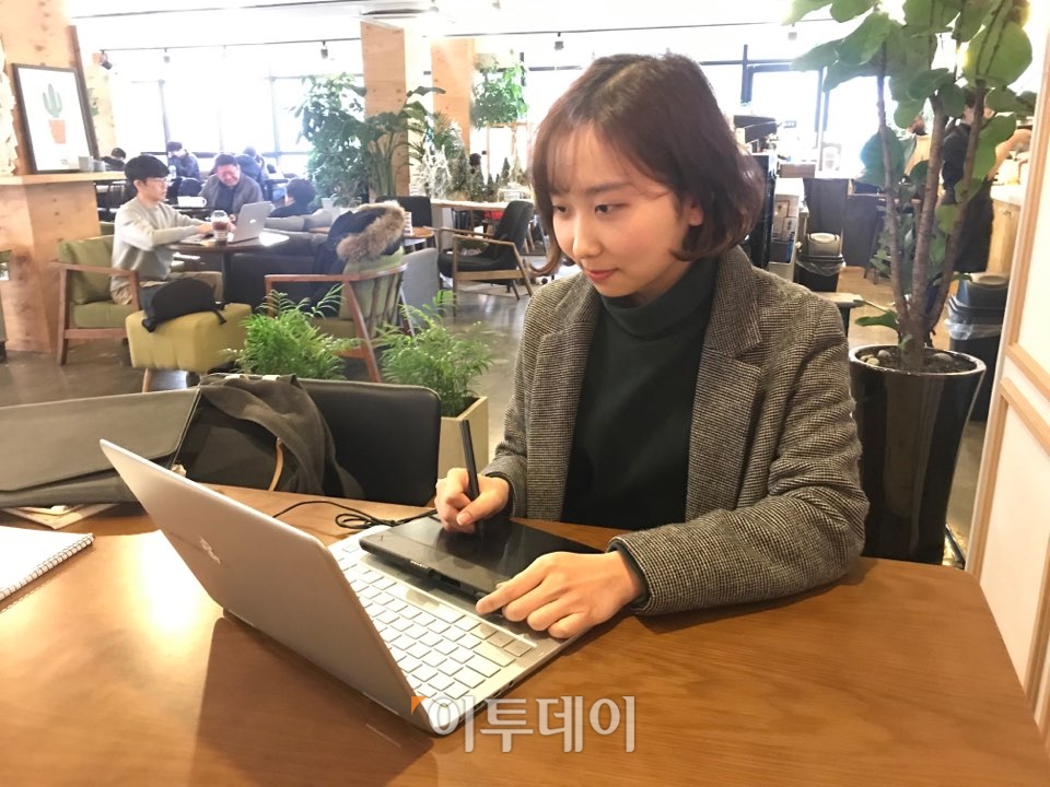 ▲김주형 작가는 언제부터 그림을 좋아했냐는 질문에 “유치원때부터 만화를 좋아했고, 초등학교에 들어가서는 직접 만화책을 만들어 친구들에게 돌리기도 했다”며 미소 지었다. (나경연 기자 contest@)