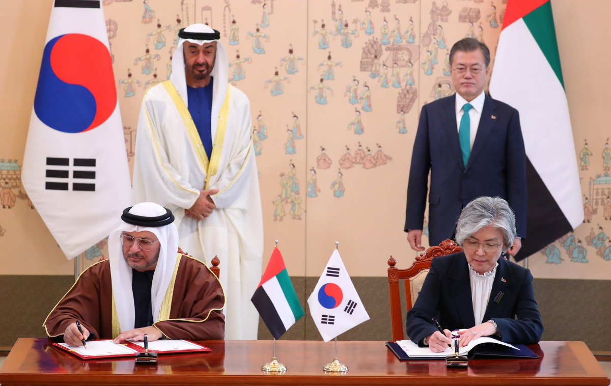 ▲강경화 외교부 장관과 안와르 가르가쉬 UAE 외교특임장관이 27일 청와대 본관에서 문재인 대통령과 모하메드 빈 자이드 알 나흐얀 아랍에미리트(UAE) 왕세제가 지켜보는 가운데 이중과세방지협정을 하고 있다. (뉴시스)