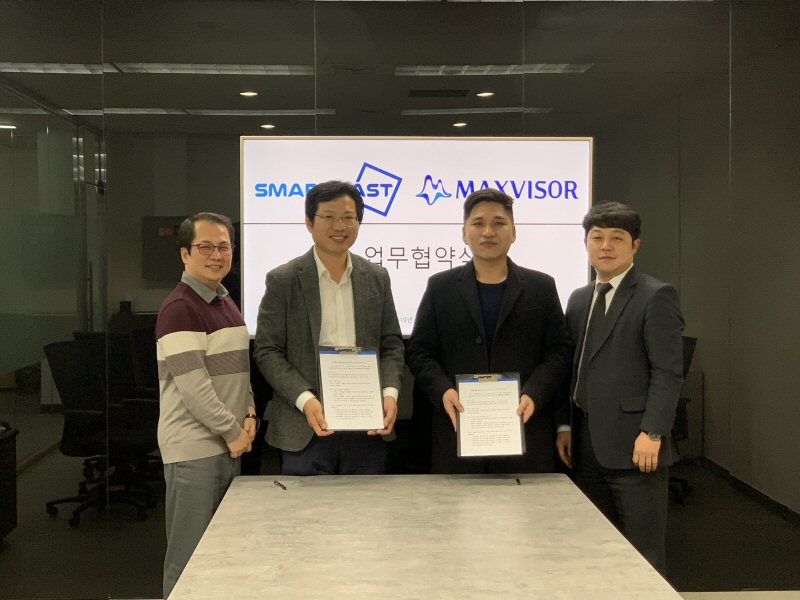 ▲황상현 스마트캐스트 대표(왼쪽에서 두번째)와 김상민 맥스바이저 대표(왼쪽에서 세번째).(사진제공=스마트캐스트)